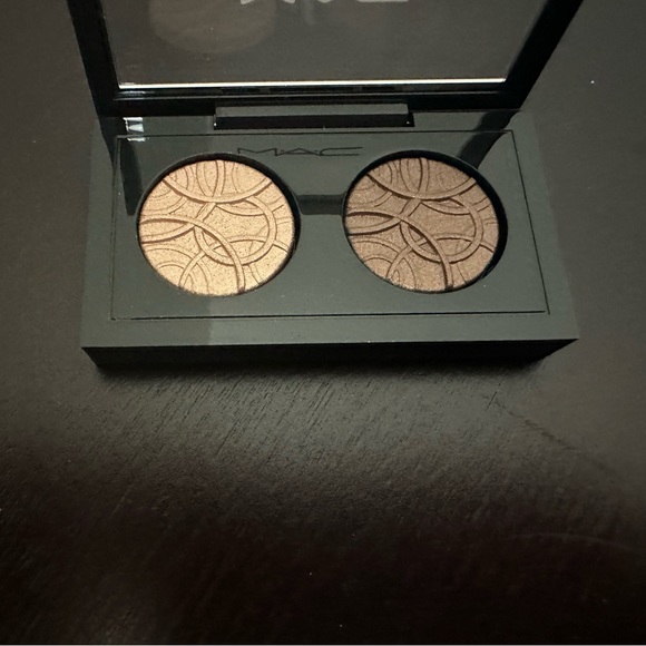 NEW MAC EXTRA DIMENSION EYESHADOW x2 IN SHADE THAT ROUND’S ON ME/FEELING… - Picture 5 of 7